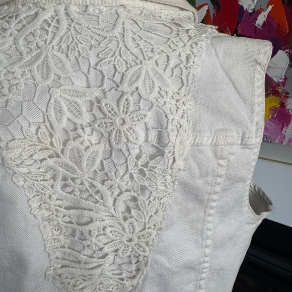 White Denim Sleeveless Jacket with lace in the back - Picture 3 of 4